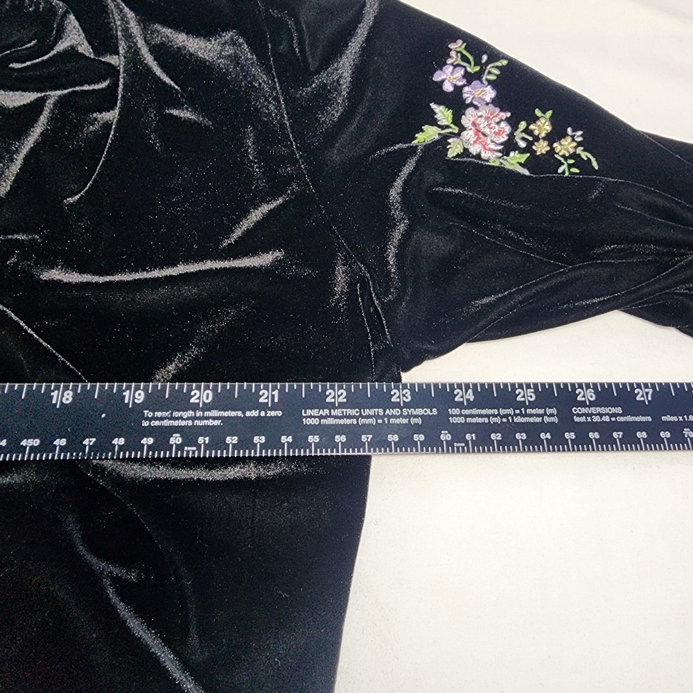 Vintage-Inspired Black Velvet Embroidered Long Robe - Picture 13 of 16